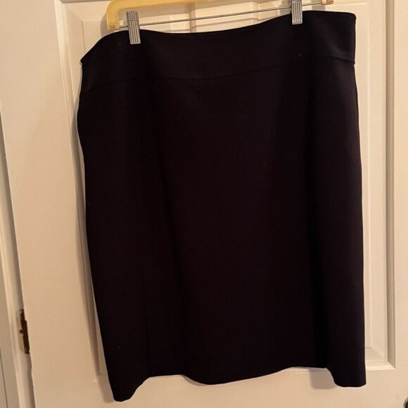 Chaus‎ Black skirt size 16. Back slits. Zipper and hook and eye on the side. - Picture 7 of 8
